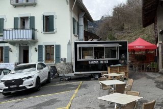 Yves Métrailler a installé le food truck à côté de son restaurant au Grugnay